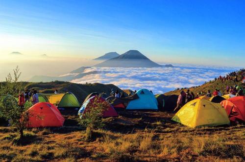 BaturajaBatur Sunset Sunrise camping的山丘上一组帐篷,享有山景