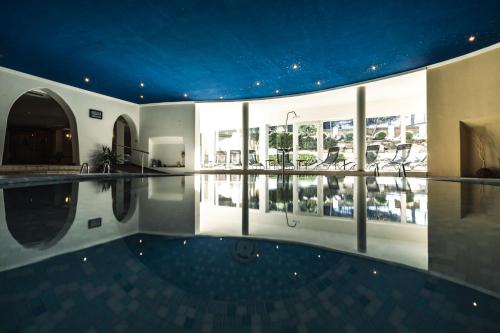 彼得斯堡彼得酒店的一座带天花板的房屋内的室内游泳池