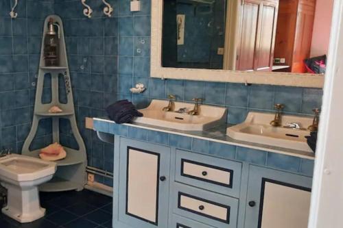 阿卡雄Villa d'Artiste 200m de la plage!的浴室设有2个水槽、卫生间和镜子。