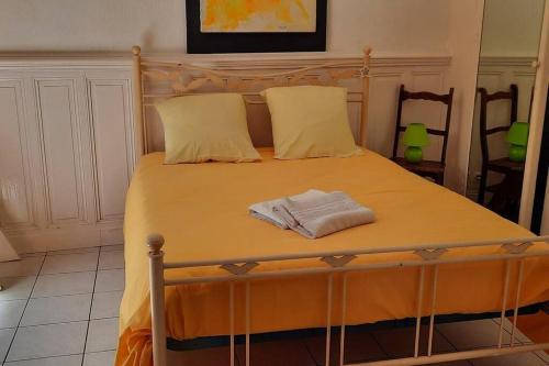 阿卡雄Villa d'Artiste 200m de la plage!的床上有两条毛巾