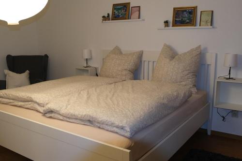 Ferienwohnung Casa Bella的一间卧室配有一张带枕头的白色床和电视。