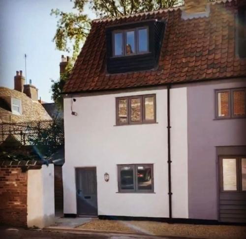 金斯林Grade II Listed 2 Bed Cottage with Free Parking的白色的房子,上面有窗户