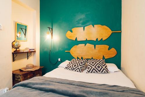 里约热内卢发现旅舍的一间卧室配有一张带木制床头板的床