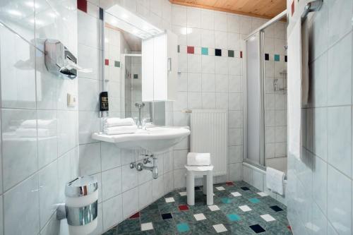 圣斯蒂凡安德Karnischer Hof的白色的浴室设有水槽和淋浴。