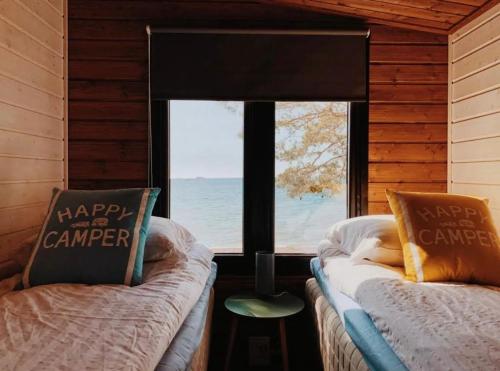 汉科Beach Cottage的海景客房 - 带两张床