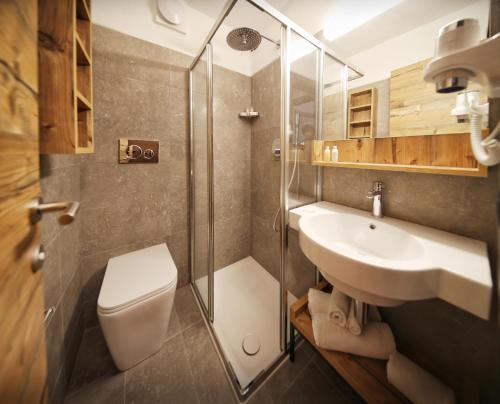 拉特乌伊莱TH La Thuile - Planibel Residence的浴室配有卫生间、盥洗盆和淋浴。