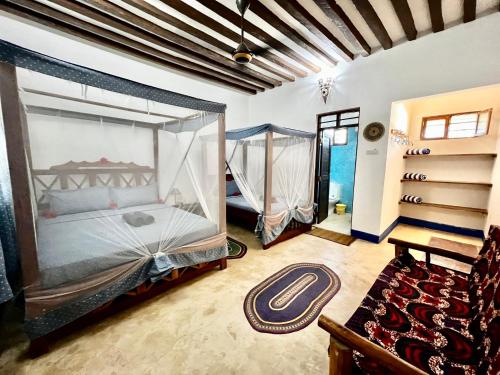 南威Chikachika Beach B&B的卧室配有天蓬床和吊床