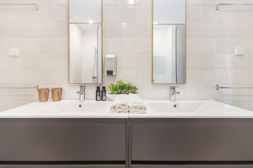 加亚新城Bridge It - Suites & Views的浴室设有2个水槽和2面镜子