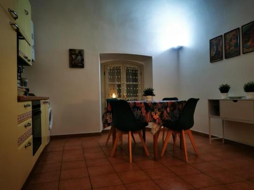 瓦伦扎Cà del Teatro的一间厨房,里面配有桌椅