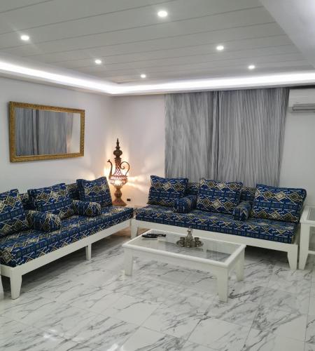 苏塞Écrin的客厅配有蓝色的沙发和桌子