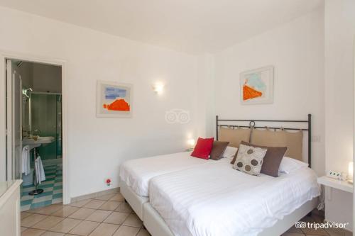 卡普里La Reginella Capri的一间带白色大床的卧室和一间浴室