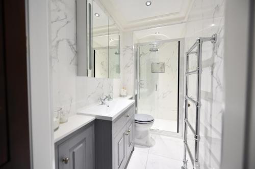 艾尔The Old Manse的白色的浴室设有水槽和淋浴。