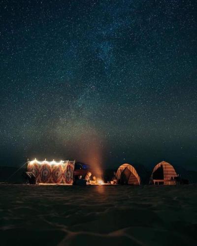 BawatiEscape Camp的一群夜晚在星空下帐篷