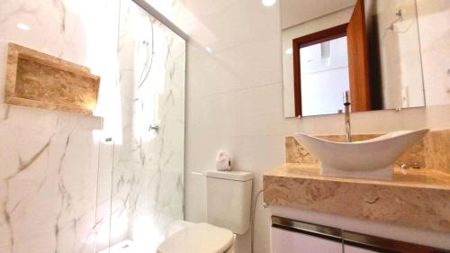 塞古罗港Apartamento a 400 metros da praia de taparapuan的一间带水槽、淋浴和卫生间的浴室