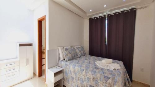 塞古罗港Apartamento a 400 metros da praia de taparapuan的一间小卧室,配有床和窗户