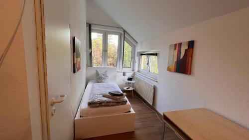 波鸿索邦公寓的小房间设有床和窗户