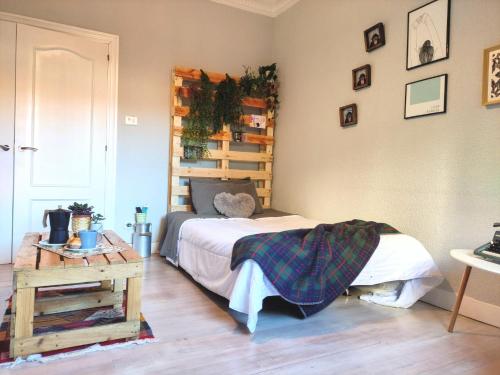 毕尔巴鄂Apartamento Mavi的一间卧室配有一张床和一张桌子