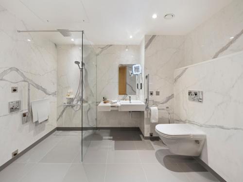 伦敦Tower Suites by Blue Orchid的浴室配有卫生间、盥洗盆和淋浴。