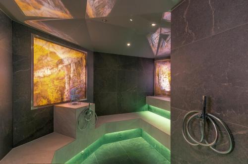 巴特黑灵皇家全景酒店的设有带绿色浴缸的淋浴的浴室