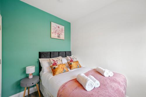 切森特Modern 3-bed apartment with free onsite parking in Enfield的一间卧室配有带毛巾的床