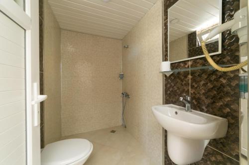 安塔利亚Enda Lara Hotel的浴室配有白色水槽和卫生间。