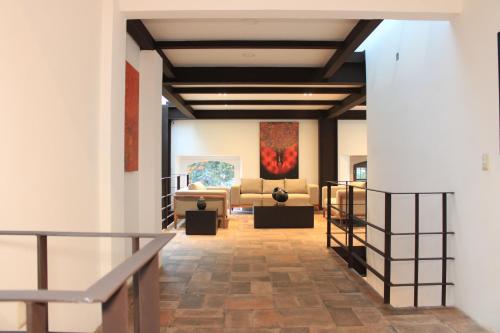 瓦哈卡市Hotel Casa Cantera的享有画廊的景色,设有沙发和绘画作品