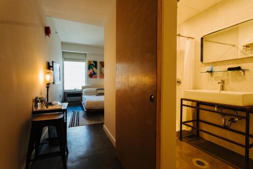 纽约Selina Chelsea的酒店客房设有水槽和浴室