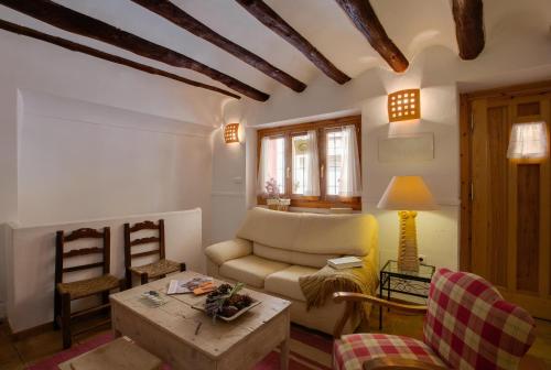 布利亚斯Casa rural Plaza Vieja en Bullas的客厅配有沙发和桌子