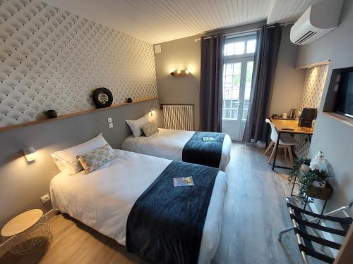 Les RosiersLogis Loire Hotel - Les Cocottes Restaurant的酒店客房配有两张床和一张书桌