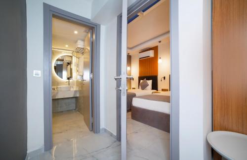 安塔利亚HOTEL DESTİLL的浴室设有床、水槽和镜子