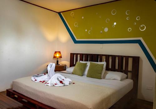 圣何塞Eco Stay Hostel的一间卧室设有一张蓝色和绿色天花板的床。