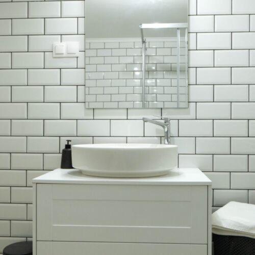 沙罗什保陶克Fakapu Vendégház的白色的浴室设有水槽和镜子