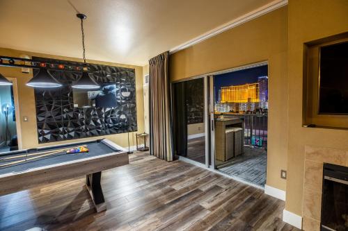 拉斯维加斯2100 SqFt Penthouse Suite W/ Strip Views! POOL GYM的台球室设有台球桌和壁炉
