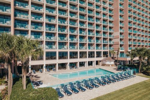 默特尔比奇南海滩沙塔海滨度假村的享有酒店空中景致,设有游泳池和椅子
