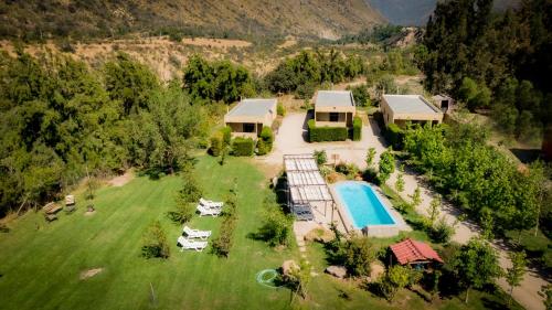 圣何塞德迈波Lodge del Maipo的享有带游泳池的房屋的空中景致