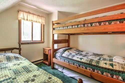 巴特利特Cozy Bartlett Townhome Less Than 3 Mi to Attitash Mountain的一间卧室设有两张双层床和一扇窗户。