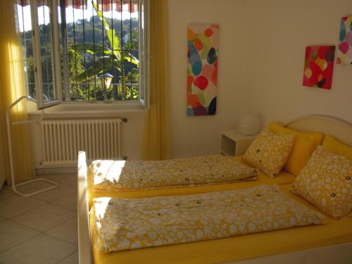 戈尔多拉卡萨苏拉利亚酒店的一间卧室设有两张床和窗户。