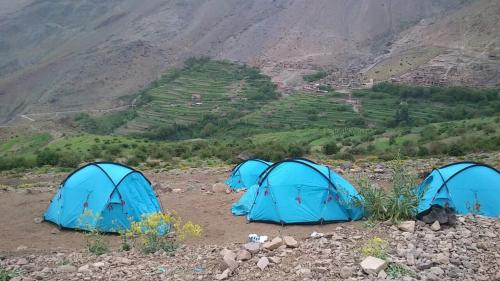 艾斯尼Trekking Toubkal Sahara Abderahim 2018的山顶上的三个蓝色帐篷