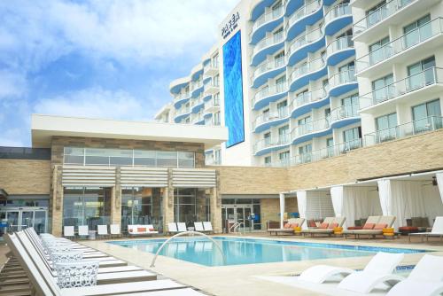 亨廷顿海滩帕瑟亚Spa度假酒店的大楼前设有游泳池的酒店