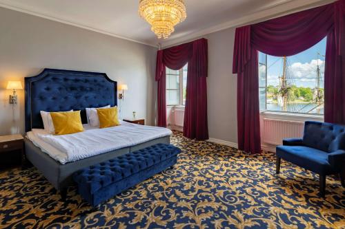 斯德哥尔摩Hotel Gamla Stan, BW Signature Collection的一间卧室配有蓝色的床和蓝色椅子