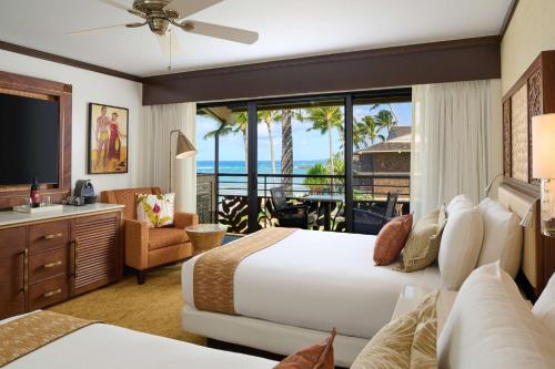 科洛阿Koa Kea Resort on Poipu Beach的一间卧室配有一张床,享有海景