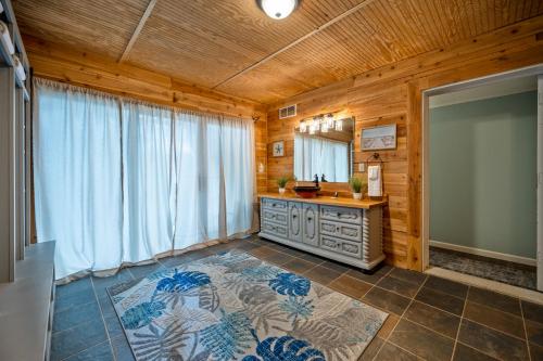 伍德斯托克Cabin Style With Patio Seating & Charcoal Grill的一间带梳妆台和大窗户的浴室