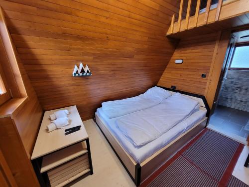 UmoljaniKoliba Umoljani的一间小卧室,配有一张床和一张桌子