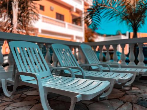 乌巴图巴大西洋公园酒店的阳台一排蓝色椅子