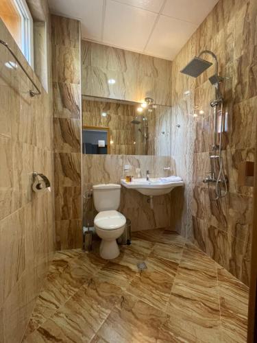 拉兹洛格ШАЛЕТ БЕАТРИС的一间带卫生间和水槽的浴室