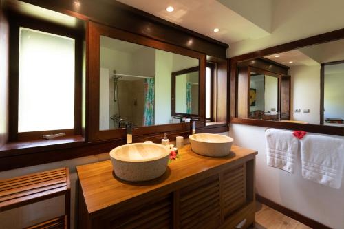 波拉波拉Villa Bora Bora Lagoon N364 DTO-MT的浴室设有2个水槽和2面镜子