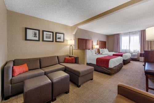 海斯Comfort Inn & Suites Hays I-70的酒店客房设有一张沙发和一张床