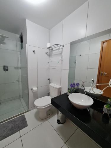 拉巴拉德纳圣米格尔ILOA Condomínio Resort Barra de São Miguel的浴室配有卫生间、盥洗盆和淋浴。