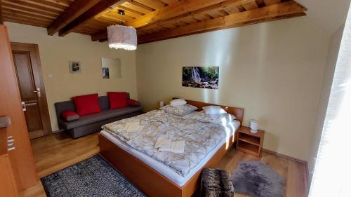 Horná LehotaMy TALE apartment的一间卧室配有一张床和一张沙发