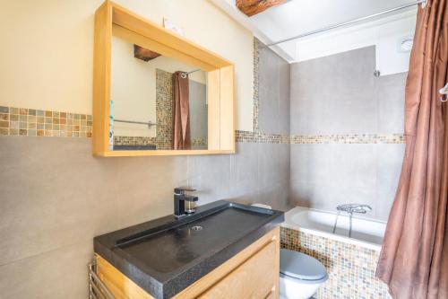马赛Hostel Ambassade Bretonne Vieux-Port的一间带水槽和镜子的浴室